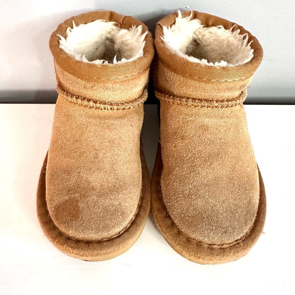 UGG classic short boot in toddler size 25 (8)
